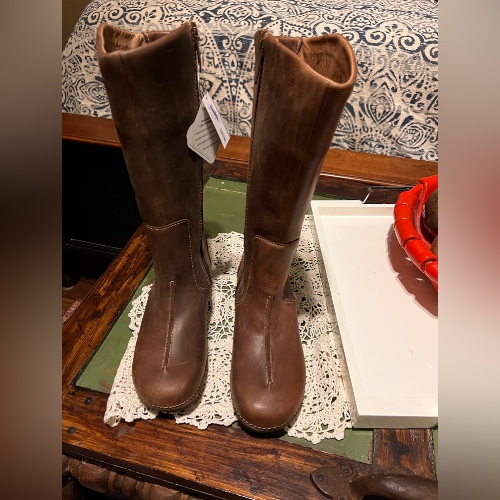 Leather Boots rain resistance new with tags size 6.5